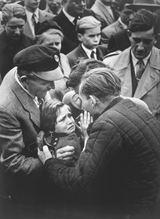 Заключенный лагеря, освобожденного советской армией во время Второй мировой войны, встретился с дочерью. Девочка первый раз видит отца.