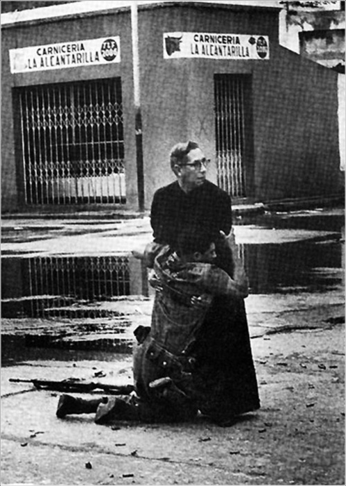 Священник Луис Падильо и солдат, раненный снайпером, во время восстания в Венесуэле.