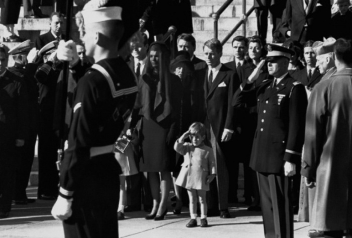 Похороны президента Джона Кеннеди, которые состоялись 25 ноября 1963 года, в день рождения Джона Кеннеди-младшего. По всему миру транслировались кадры, где Джон Кеннеди-младший салютует гробу своего отца.