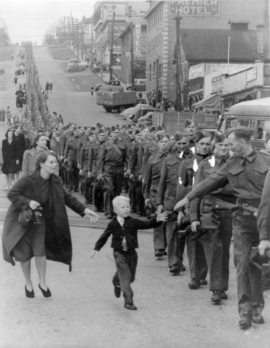 Фотография марша полка Британской Колумбии. Пятилетний Уоррен «Уайти» Бернард убежал от своей матери к отцу, рядовому Джеку Бернару, с криком «Подожди меня, папа!».
