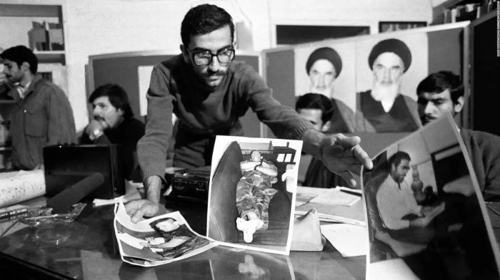 Один из похитителей представляет фотографии заложников в ноябре 1980 года. \ Фото: cdn.cnn.com.