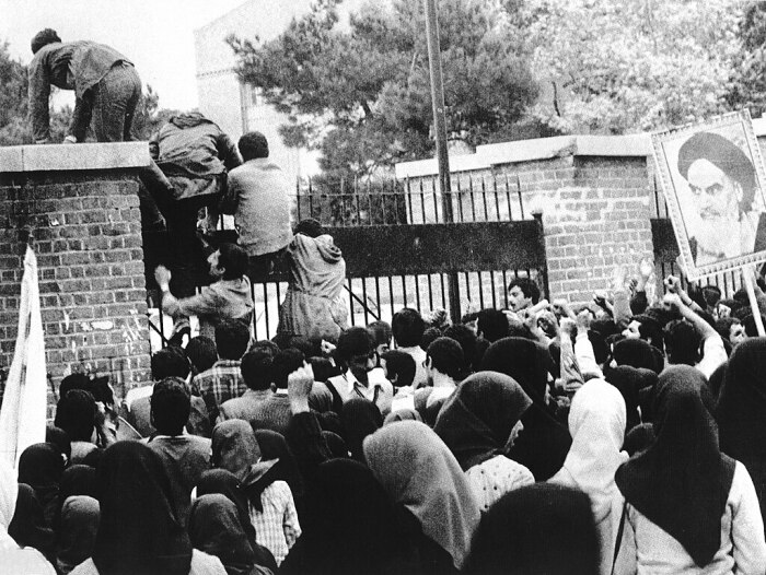 Кризис с заложниками в Иране - иранские студенты взбираются на ворота посольства США в Тегеране. \ Фото: en.wikipedia.org.