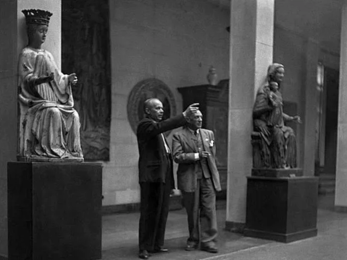 Станислав Лоренц проводит Пикассо по Национальному музею в Варшаве в Польше во время выставки Современные французские художники и керамика Пабло Пикассо, 1948 год. \ Фото: bing.com.