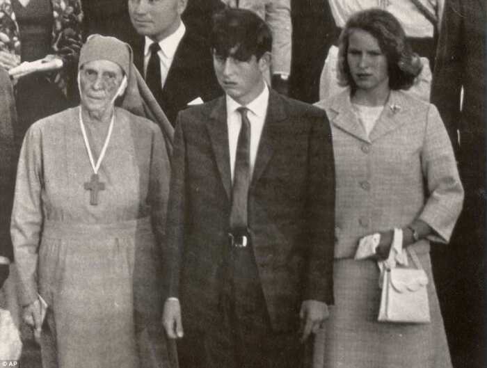 Слева направо: Принцесса Алиса, молодой принц Чарльз и принцесса Анна, 1964 году, Греция. \ Фото: dailymail.co.uk.