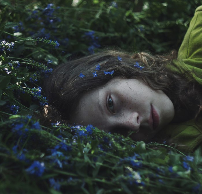 Девочка и лес. Автор Alina Autumn.