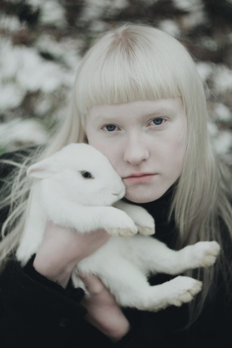 Она и её белый кролик. Автор: Alina Autumn.