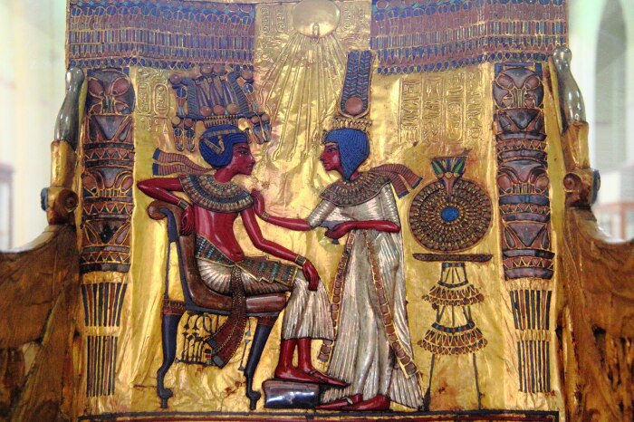 Изображение Атона над царственной четой Тутанхамона и Анхесенамон. Кресло из гробницы KV62, экспонат Каирского музея.