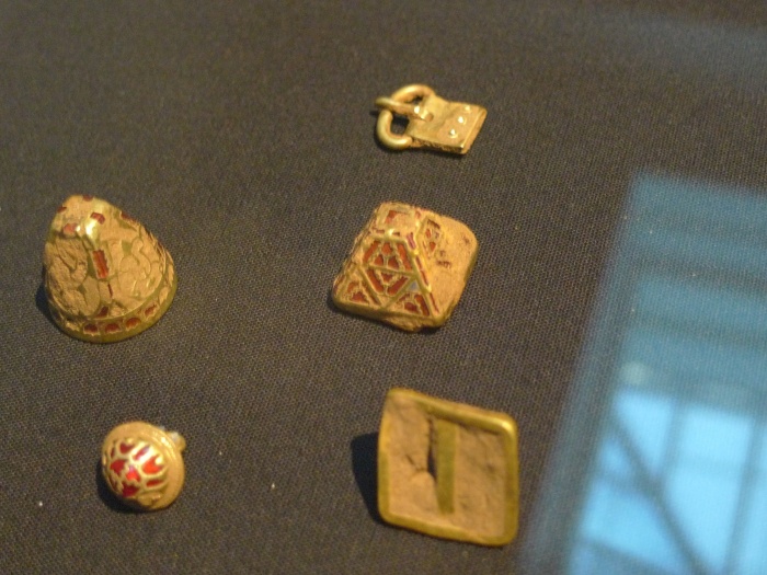 Различные украшения из неочищенного золота, три с перегородчатым золотом и гранатом. \ Фото: uk.wikipedia.org.