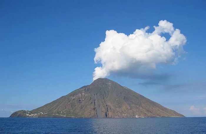 Аристотель отметил, что уровень грунта Эолийских островов изменился перед извержением вулкана. \ Фото: bing.com.