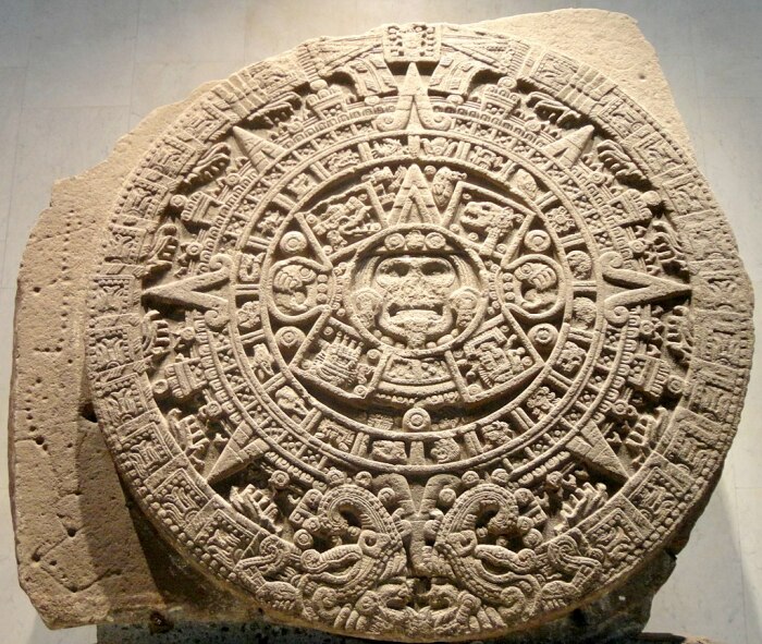 Камень Солнца — огромный каменный монолит, найденный в 1790 году в Мехико и изображающий пять эпох мифической истории ацтеков с календарными изображениями. \ google.com.