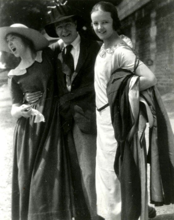 На фото Эдна Гинеси, Генри Мур и Барбара Хепворт в Париже, 1920 год. \ Фото: picuki.com.