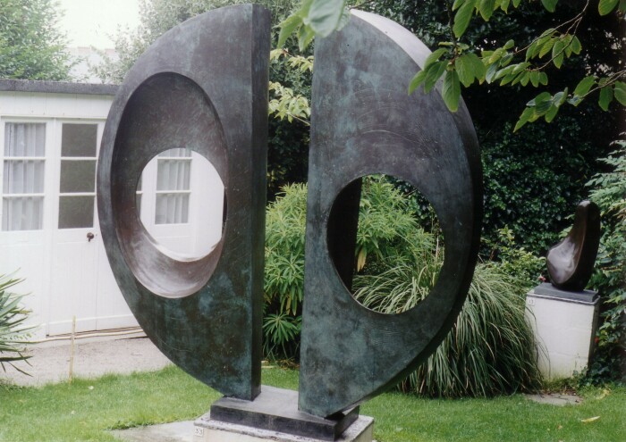 Две формы, Барбара Хепворт, 1969 год, Сент-Айвз. \ Фото: hy.wikipedia.org.