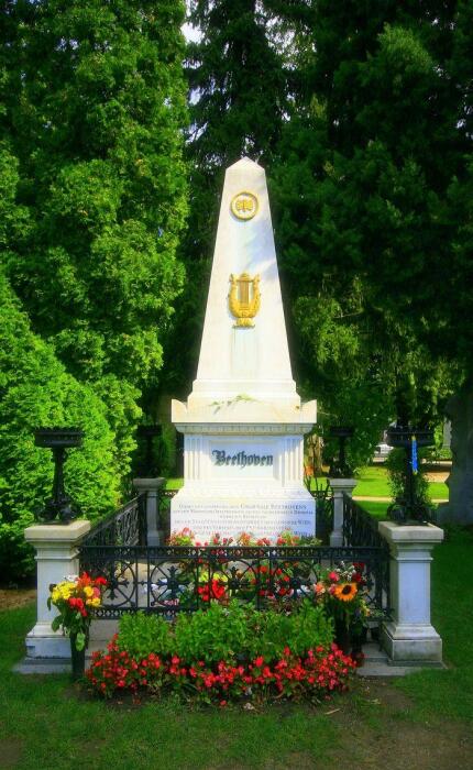 Могила Бетховена на центральном кладбище Вены, Австрия. \ Фото: google.com.