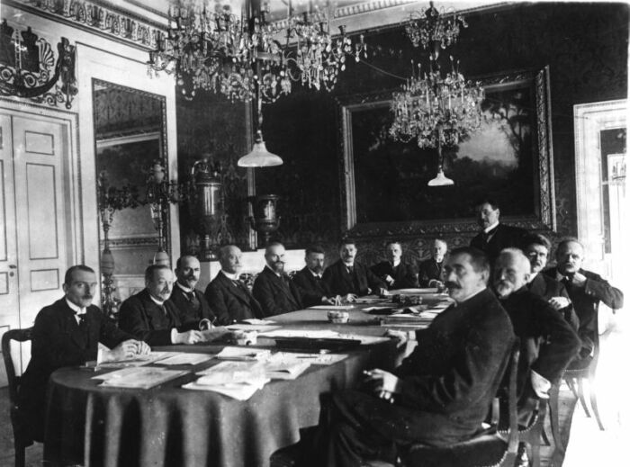 Первое заседание кабинета Шейдемана 13 февраля 1919 года в Веймаре. \ Фото: wikipedia.org.