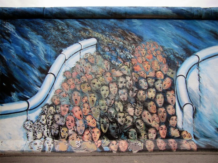 Что рисовали на Берлинской стене в 1980-х и почему эти рисунки стали культовыми