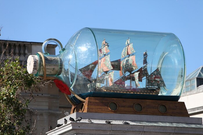 Корабль Нельсона в бутылке, Лондон, 2010 год, Йинка Шонибаре. \ Фото: en.wikipedia.org.