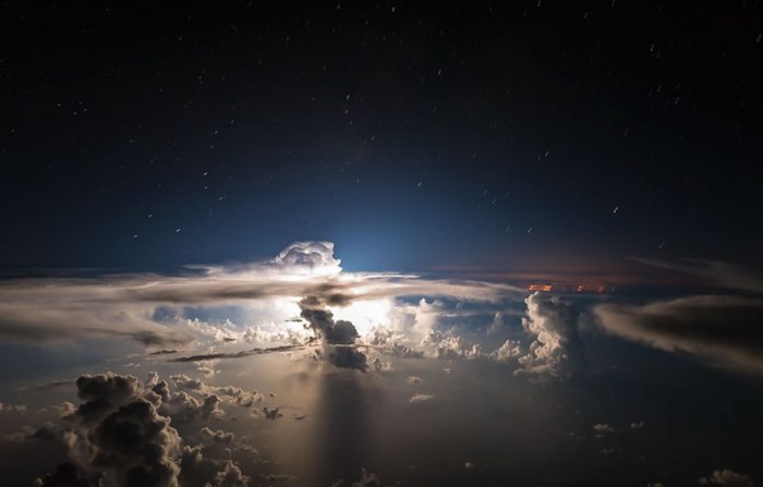 Ночные вспышки, Атлантический океан. Автор: Santiago Borja Lopez.