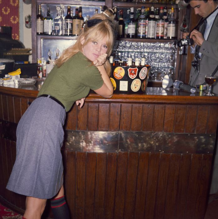 У барной стойки. Брижит Бардо (Brigitte Bardot) в объективе фотокорреспондента Рэя Беллисарио (Ray Bellisario).