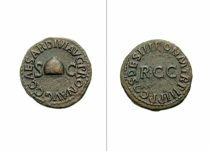 Бронзовый квадранс, самая мелкая монета в римском обиходе (1/1600 ауреуса), выпущена в память об отмене налога с продаж, 38 год.