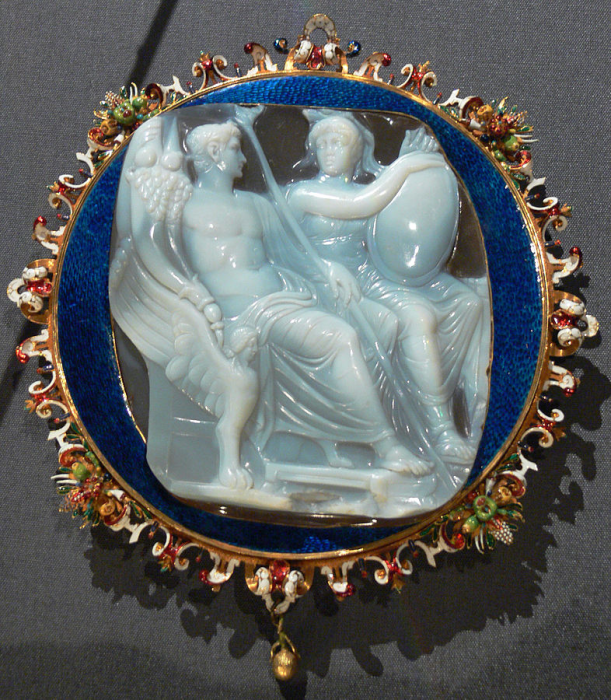 Камея, изображающая Калигулу и богиню Рому (Калигула небрит; из-за смерти своей сестры Друзиллы он носит траурную бороду), 38 год н.э. \ Фото: i.pinimg.com.