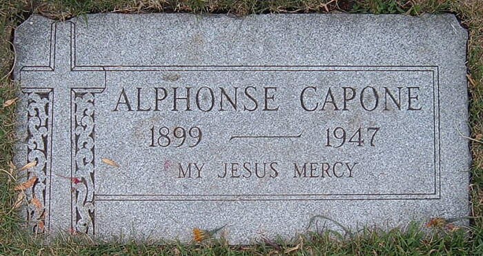 Могила Капоне на кладбище Mount Carmel, Хиллсайд, Иллинойс. \ Фото: google.com.