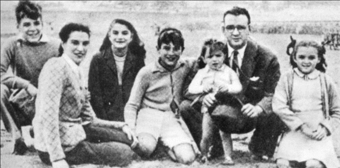 Семья Че Гевары. Слева направо: Че Гевара, мать, сестра Селия, брат Роберто, отец с сыном Хуаном Мартином на руках и сестра Анна-Мария. \ Фото: google.com.