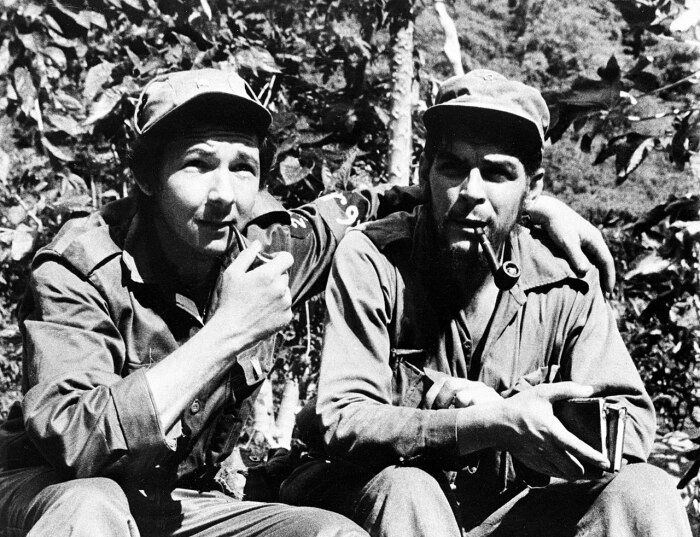 Рауль Кастро с Эрнесто Че Геварой в горах Сьерра-дель Кристаль к югу от Гаваны, 1958 год. \ Фото: wikipedia.org.