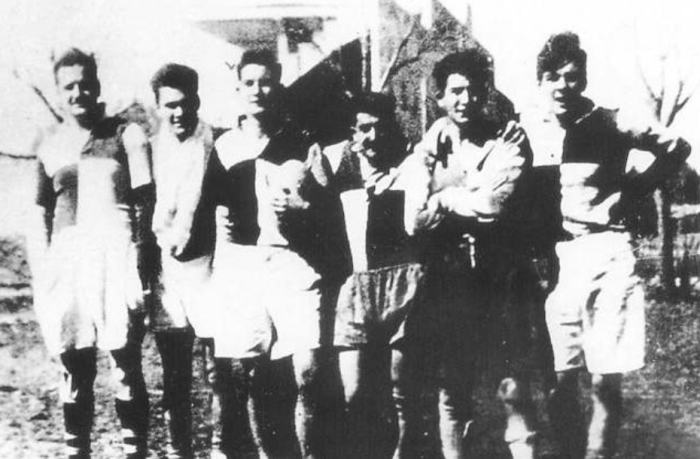 Эрнесто Гевара (первый справа) с товарищами по регби, 1947 год. \ Фото: bing.com.