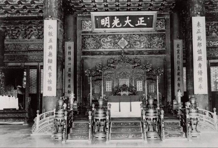 Императорский трон во Дворце Небесной чистоты, Запретный город, Пекин, 1900-1927 годы. \ Фото: p4.itc.cn.