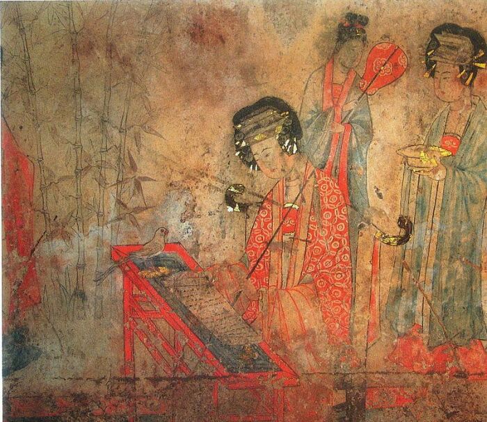 «Ян Гуйфэй учит попугая повторять сутры», настенная роспись погребения династии Ляо (907-1125 годы) в Баошане. \ Фото: bing.com.
