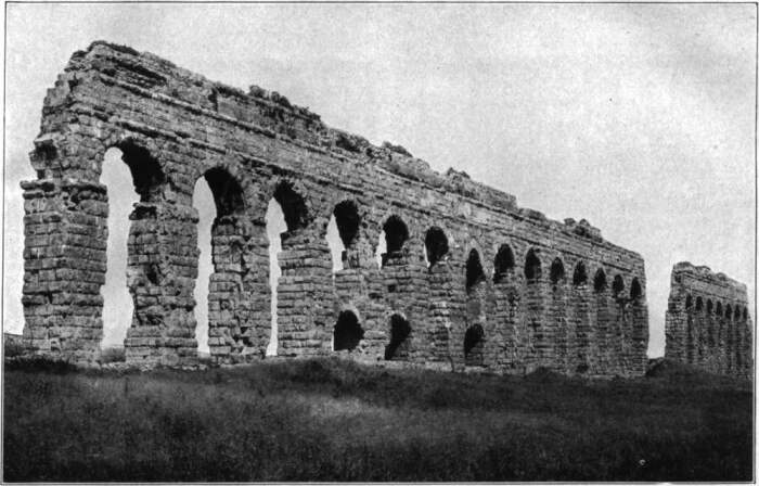 Остатки акведука «Аква Клавдия». \ Фото: wikipedia.org.