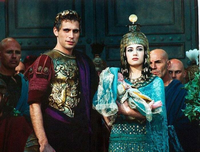 Юлий Цезарь и Клеопатра (кадр из фильма: Цезарь). \ Фото: mafab.hu.