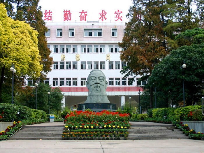 Статуя Конфуция у средней школы № 6 в Ухане. \ Фото: sohucs.com.