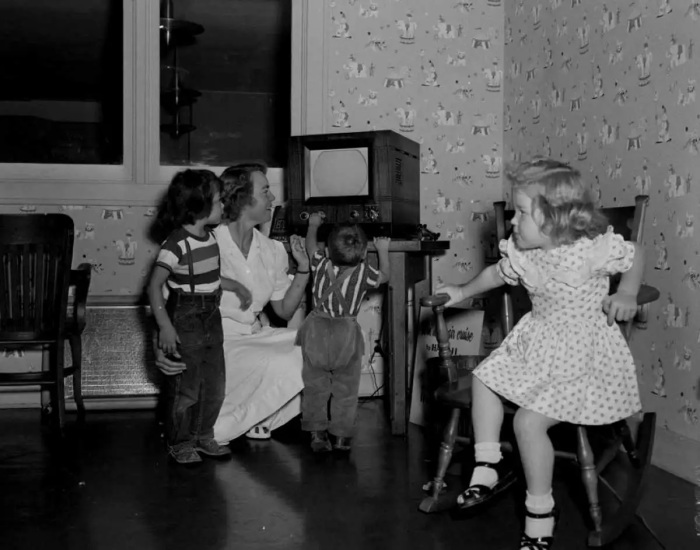 Семья радуется купленному телевизору. \ Фото: wams.nyhistory.org.