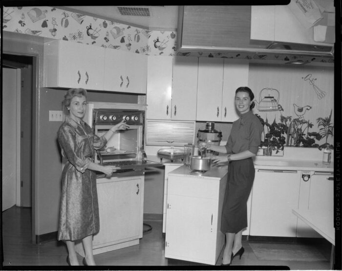 Женщины рекламируют более современную бытовую технику, 1956 год.\ Фото: bing.com.