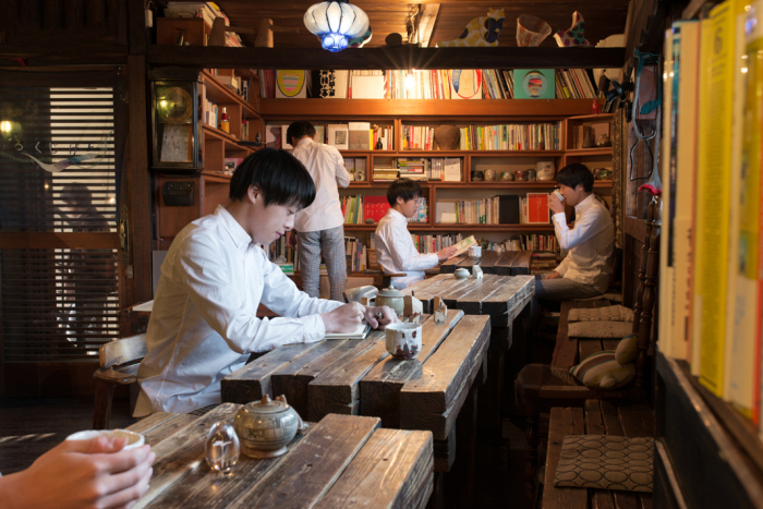 В кафе Фото-проект «Monodramatic». Автор фото: Daisuke Takakura.