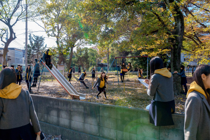 Игры в парке. Фото-проект «Monodramatic». Автор фото: Daisuke Takakura.