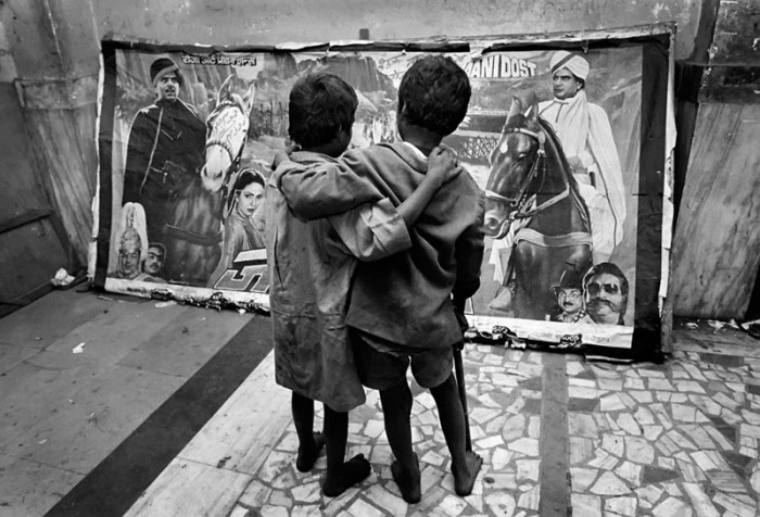 Бездомные дети Бомбея. Автор фото: Дарио Митидиери (Dario Mitidieri).