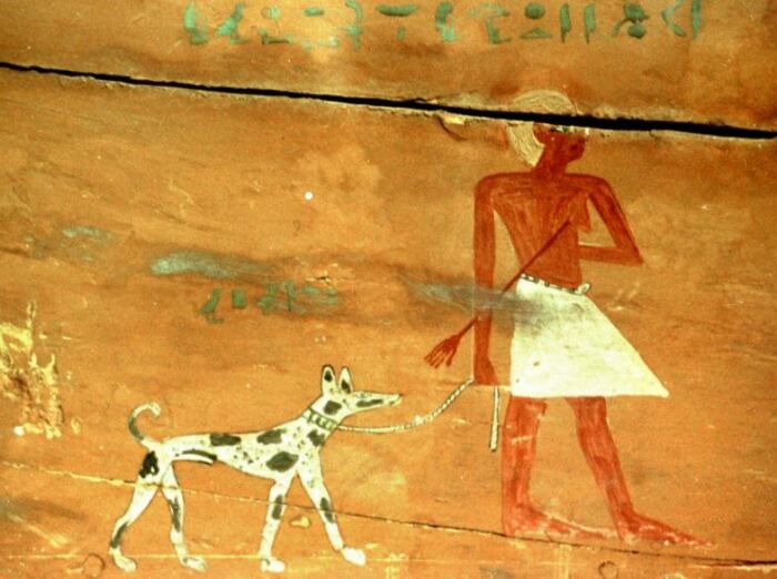 Изображение собаки с хозяином в Древнем Египте. \ Фото: wordpress.com.