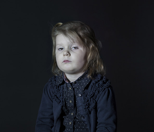 Пагубное влияние. Портреты детей перед телевизором. Автор фото: Donna Stevens.
