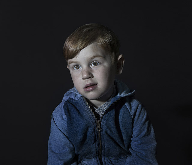 Портрет мальчика зависшего перед зомбоящиком. Автор фото: Donna Stevens.