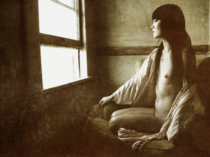 Девушка у окна. Автор фото: Элиот Ли Хейзел (Eliot Lee Hazel).