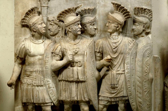 Рельеф, изображающий преторианскую гвардию (первоначально часть арки Клавдия), ок. 51-52 н.э. \ Фото: wsj.com.