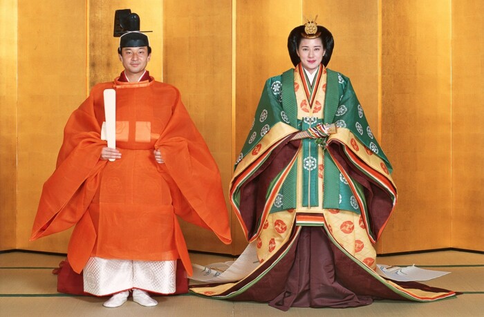 Свадебный портрет наследного принца Нарухито и наследной принцессы Масако в традиционной японской одежде, 1993 год. \ Фото: foxtrendingnews.com.