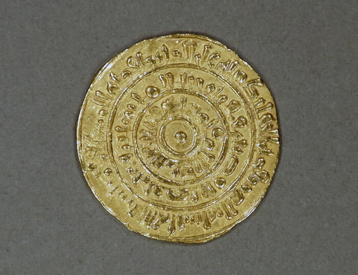 Североафриканский золотой динар, около 1068-69 годы. \ Фото: africa.si.edu.