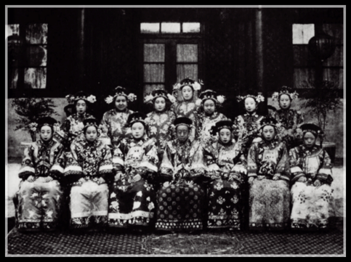 Фотография принцессы Жуншоугулунь (сидит в центре), дочери принца Гуна. \ Фото: wikimedia.org.