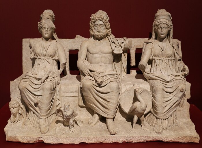 Слева направо: Капитолийская триада — Минерва, Юпитер и Юнона. \ Фото: wikipedia.org.