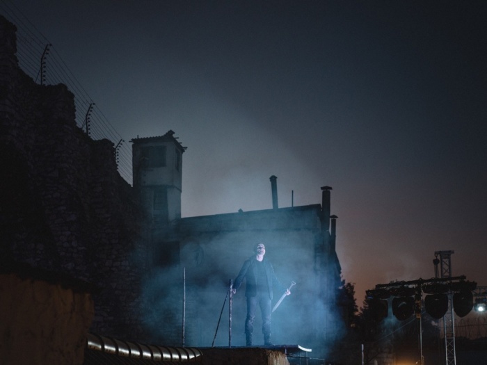 Кадр из серии Рамина Мазура «Процесс», документирующей постановку «Гамлета» в тюрьме. Снимок сделан в пенитенциаре №17 в Республике Молдова.