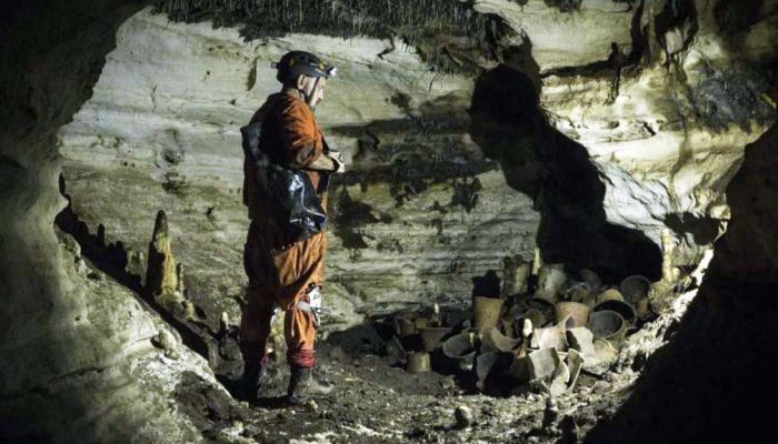 Археолог Гильермо де Анда стоит рядом с доколумбовыми артефактами в пещере на развалинах цивилизации майя в Чичен-Ице. \ Фото: learningenglish.voanews.com.