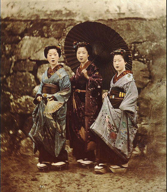Гейши и бумажные зонтики.  Цветные фотографии Японии 1865 года. Автор фото: Felice Beato.